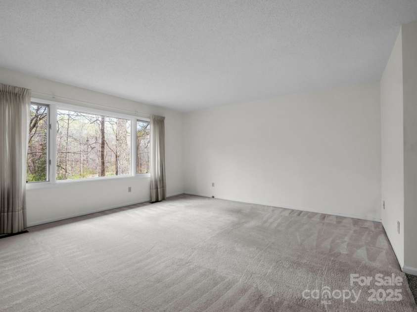 31 Hunting Country Trail, Tryon, NC 28782.  MLS# CAR4240091, YatesRealty ID 14777. Primary Bedroom