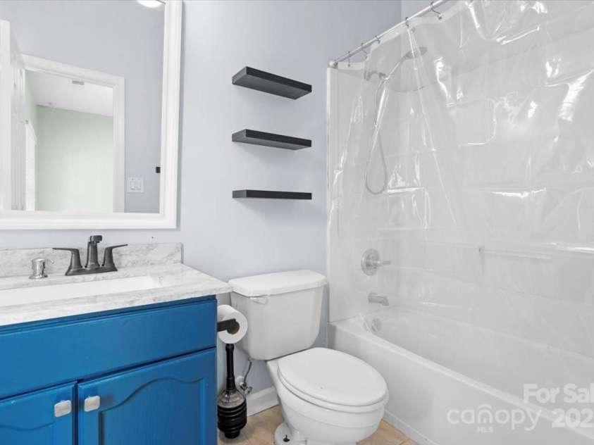 6443 Mallard View Lane, Charlotte, NC 28269.  MLS# CAR4261552, YatesRealty ID 14777. 