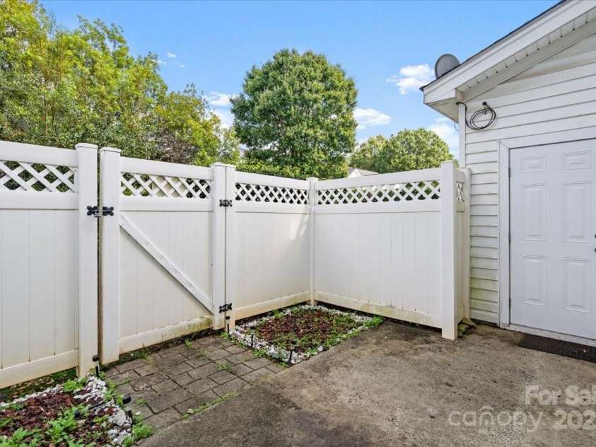 6443 Mallard View Lane, Charlotte, NC 28269.  MLS# CAR4261552, YatesRealty ID 14777. 