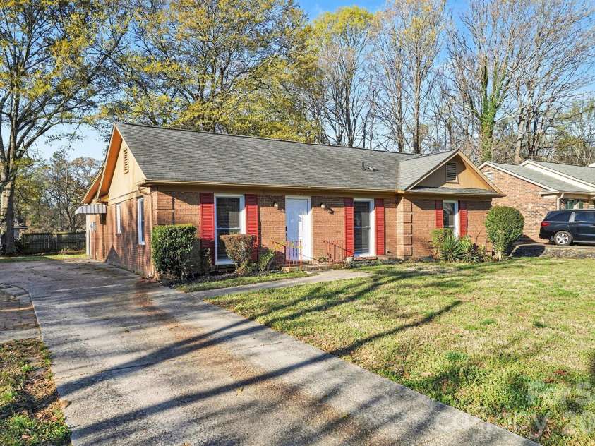 5212 Barrington Drive, Charlotte, NC 28215.  MLS# CAR4358245, YatesRealty ID 14779. 