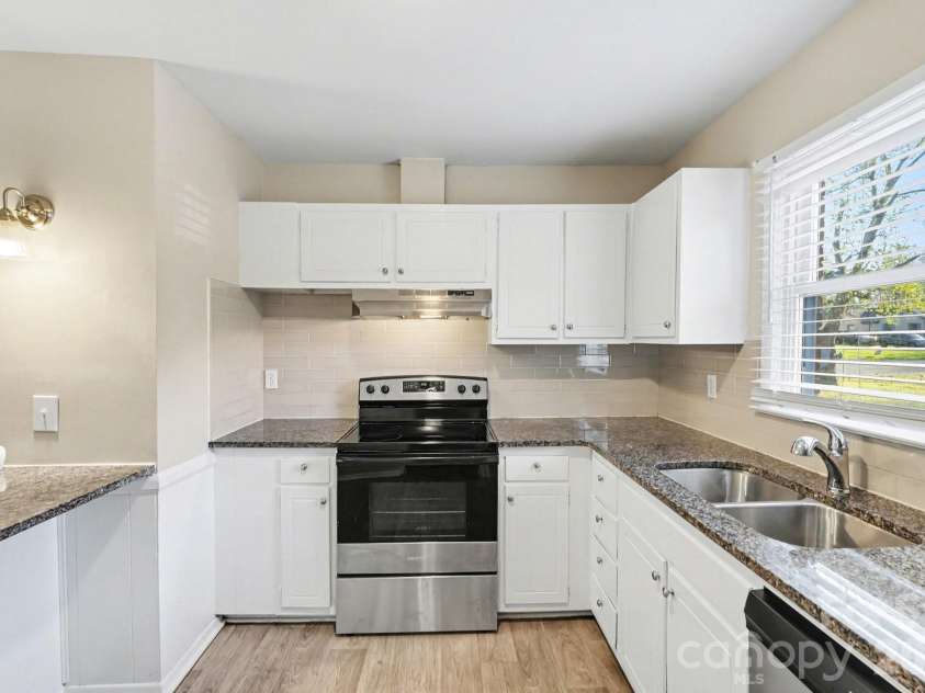 5212 Barrington Drive, Charlotte, NC 28215.  MLS# CAR4358245, YatesRealty ID 14779. 