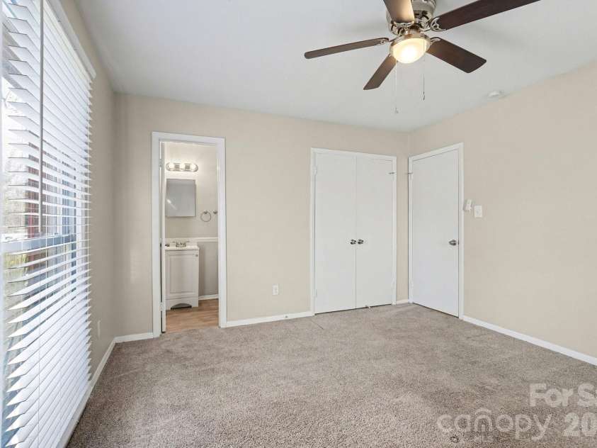 5212 Barrington Drive, Charlotte, NC 28215.  MLS# CAR4358245, YatesRealty ID 14779. 