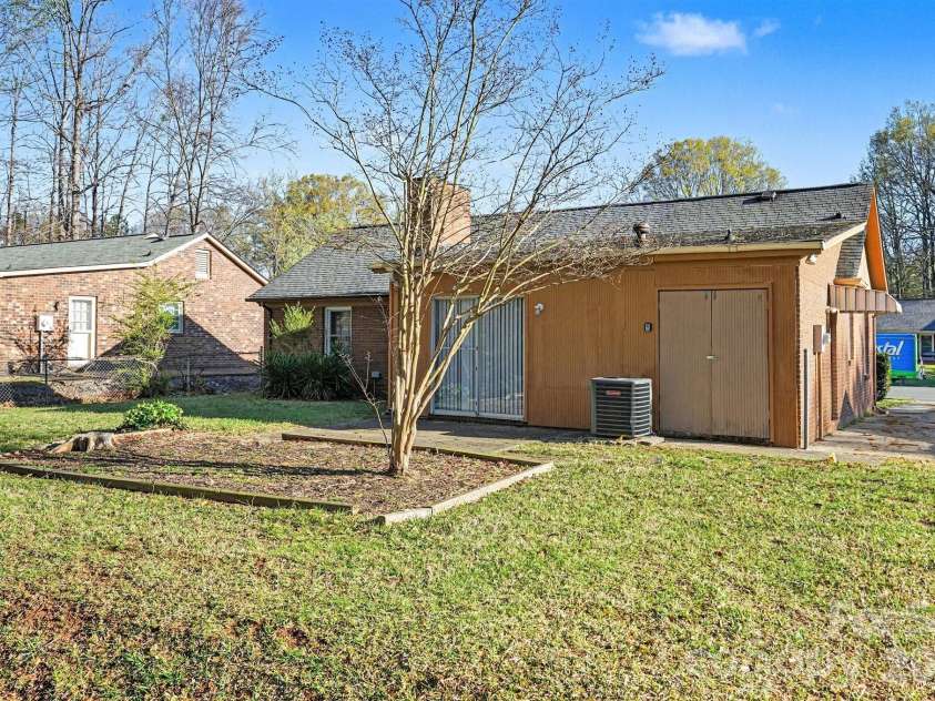 5212 Barrington Drive, Charlotte, NC 28215.  MLS# CAR4358245, YatesRealty ID 14779. 