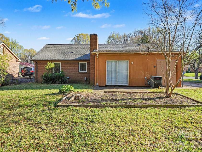 5212 Barrington Drive, Charlotte, NC 28215.  MLS# CAR4358245, YatesRealty ID 14779. 