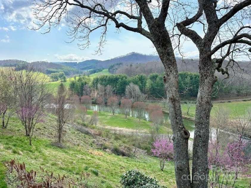 520 Landing Ridge Circle, Jefferson, NC 28640.  MLS# CAR4320460, YatesRealty ID 1478. 