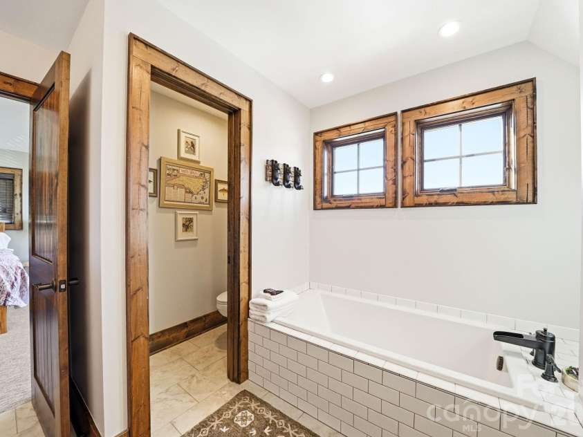 23 Eagle Park Circle, Banner Elk, NC 28604.  MLS# CAR4373835, YatesRealty ID 14781. Garden tub