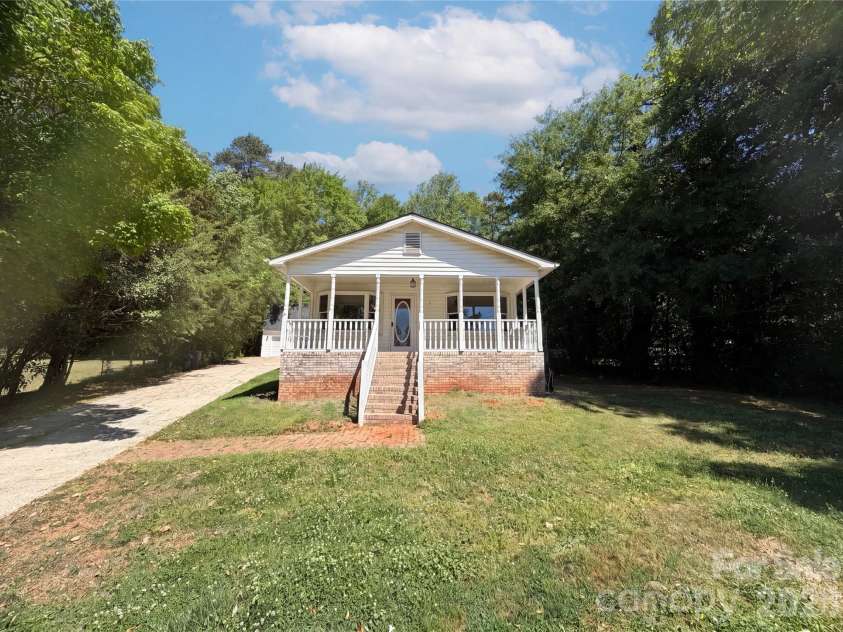 411 Ewing Drive, Belmont, NC 28012.  MLS# CAR4373265, YatesRealty ID 14787. 