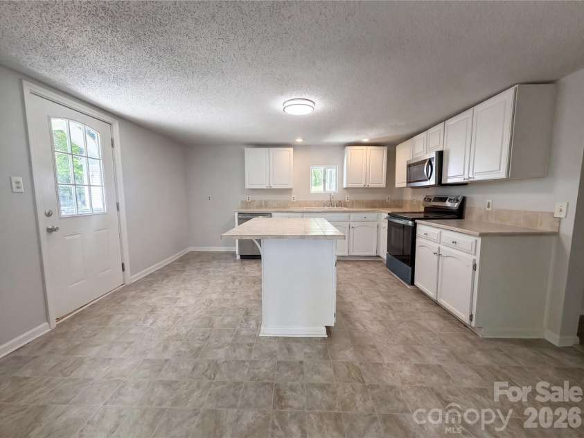 411 Ewing Drive, Belmont, NC 28012.  MLS# CAR4373265, YatesRealty ID 14787. 
