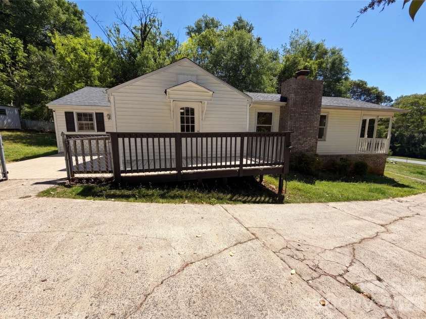411 Ewing Drive, Belmont, NC 28012.  MLS# CAR4373265, YatesRealty ID 14787. 