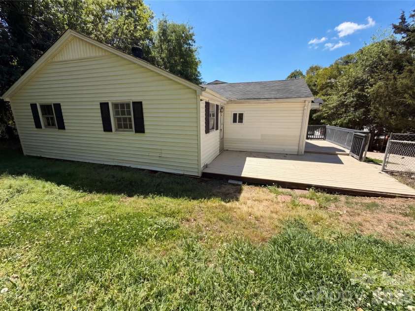 411 Ewing Drive, Belmont, NC 28012.  MLS# CAR4373265, YatesRealty ID 14787. 