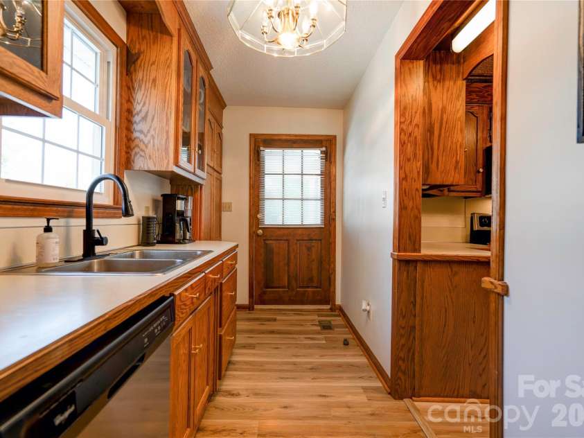 203 Carolina Drive, Cherryville, NC 28021.  MLS# CAR4361749, YatesRealty ID 14790. Kitchen
