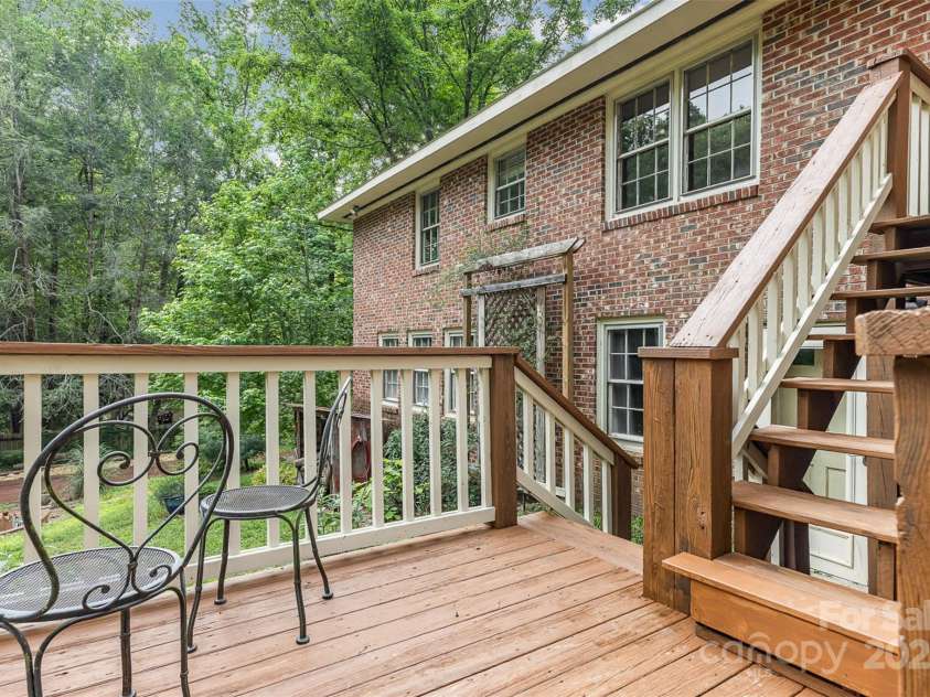507 Richards Drive, Shelby, NC 28150.  MLS# CAR4256868, YatesRealty ID 14790. A staircase leads to the sprawling back yard!