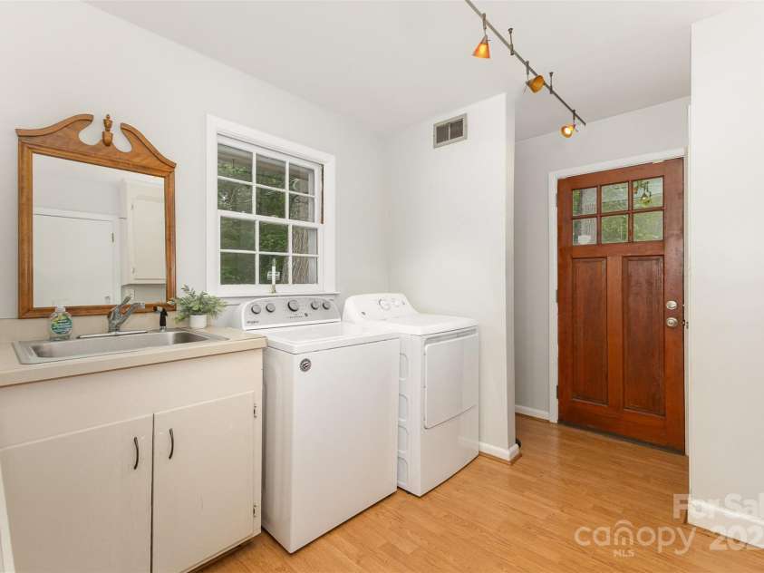 507 Richards Drive, Shelby, NC 28150.  MLS# CAR4256868, YatesRealty ID 14790. ...and an exterior door.  Great for leaving the mess in the utility room!