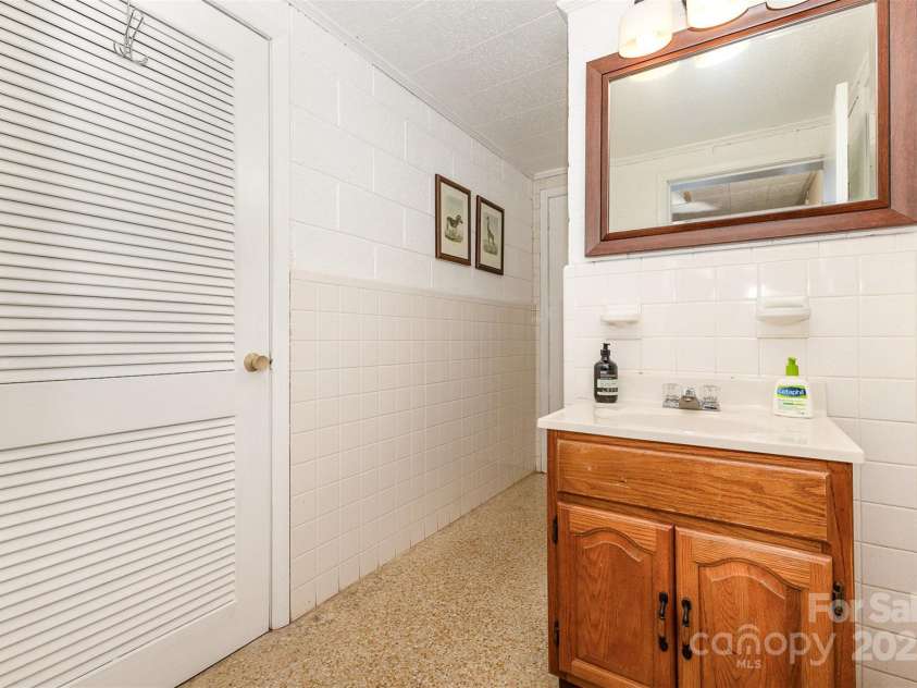 507 Richards Drive, Shelby, NC 28150.  MLS# CAR4256868, YatesRealty ID 14790. Basement bathroom...