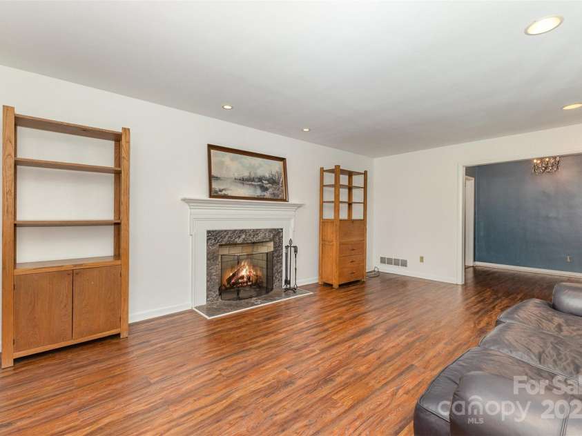 507 Richards Drive, Shelby, NC 28150.  MLS# CAR4256868, YatesRealty ID 14790. Entry hall opens into the living room w/ beautiful hardwoods...