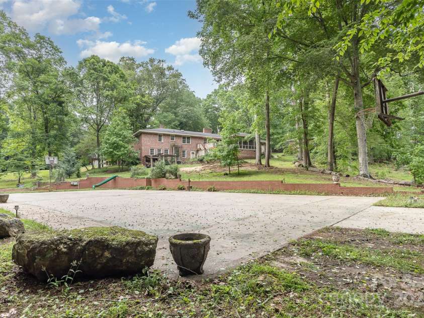 507 Richards Drive, Shelby, NC 28150.  MLS# CAR4256868, YatesRealty ID 14790. Put your special touch on this lovely property!
