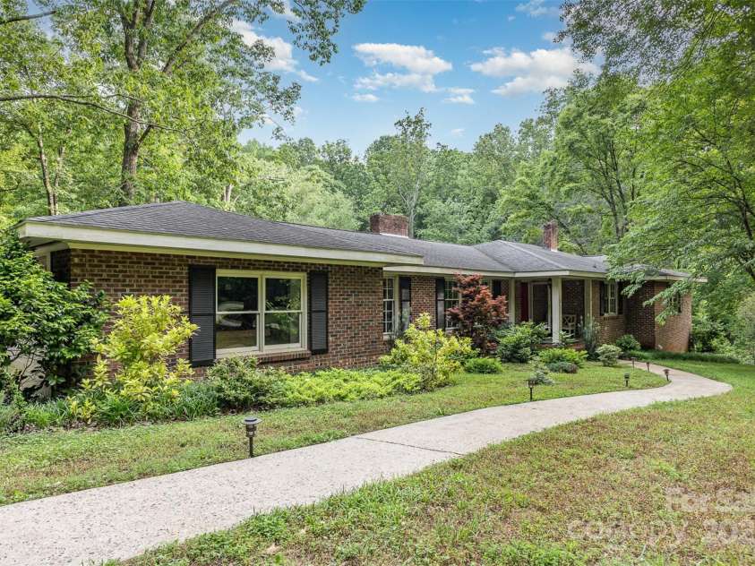 507 Richards Drive, Shelby, NC 28150.  MLS# CAR4256868, YatesRealty ID 14790. Spacious sidewalk leads to front door.