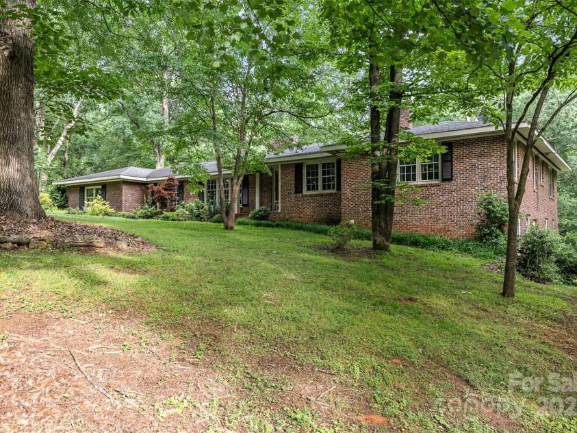 507 Richards Drive, Shelby, NC 28150.  MLS# CAR4256868, YatesRealty ID 14790. Sprawling brick ranch in the heart of Shelby!