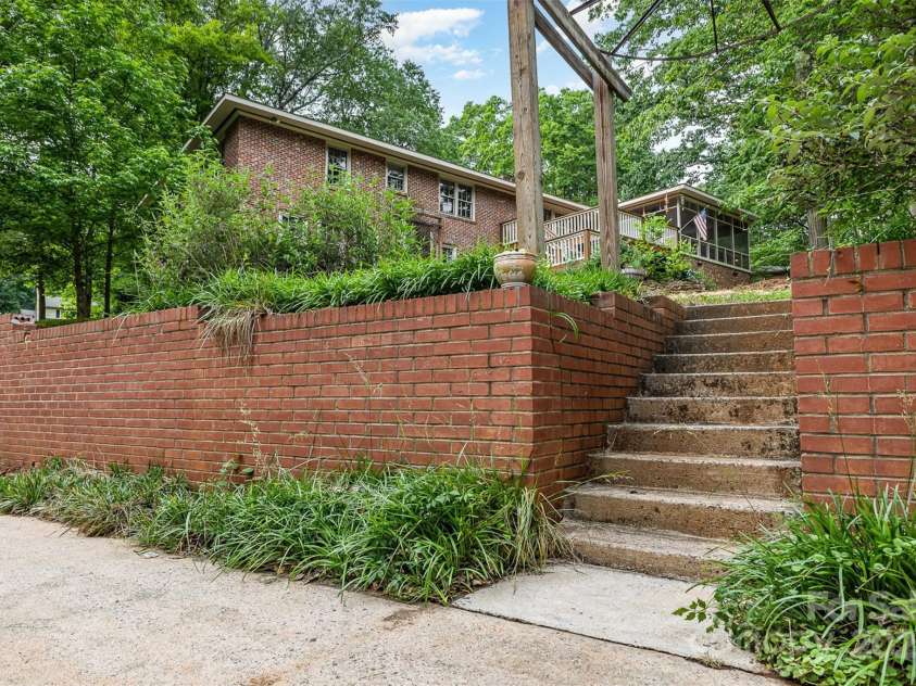 507 Richards Drive, Shelby, NC 28150.  MLS# CAR4256868, YatesRealty ID 14790. Stairs down to the court....a great entertaining area!