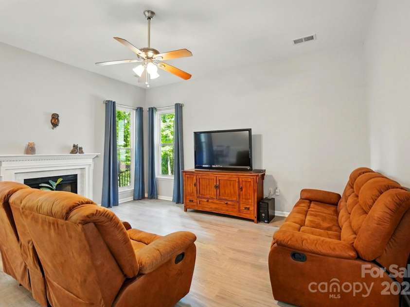 4612 Saxonbury Way, Charlotte, NC 28269.  MLS# CAR4263076, YatesRealty ID 14791. Great Room