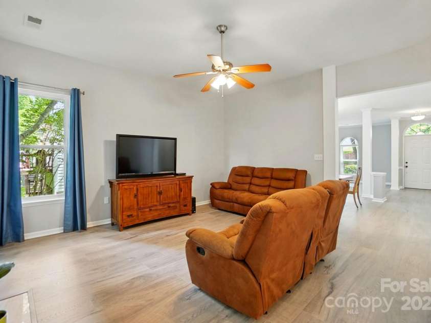 4612 Saxonbury Way, Charlotte, NC 28269.  MLS# CAR4263076, YatesRealty ID 14791. Great  Room with Fireplace