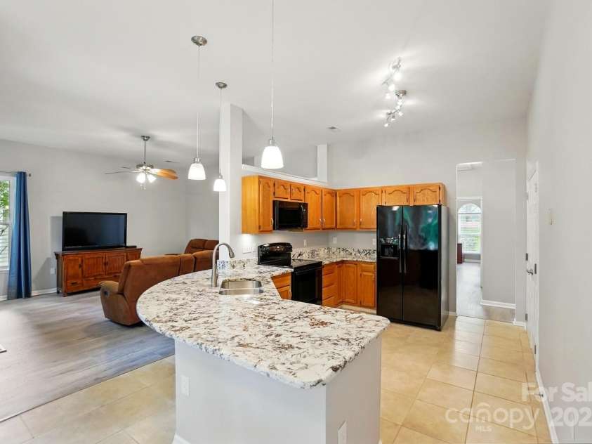4612 Saxonbury Way, Charlotte, NC 28269.  MLS# CAR4263076, YatesRealty ID 14791. Kitchen with granite counters