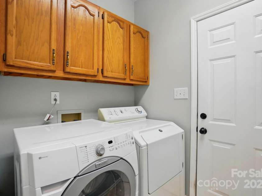 4612 Saxonbury Way, Charlotte, NC 28269.  MLS# CAR4263076, YatesRealty ID 14791. Laundry Room with cabinets