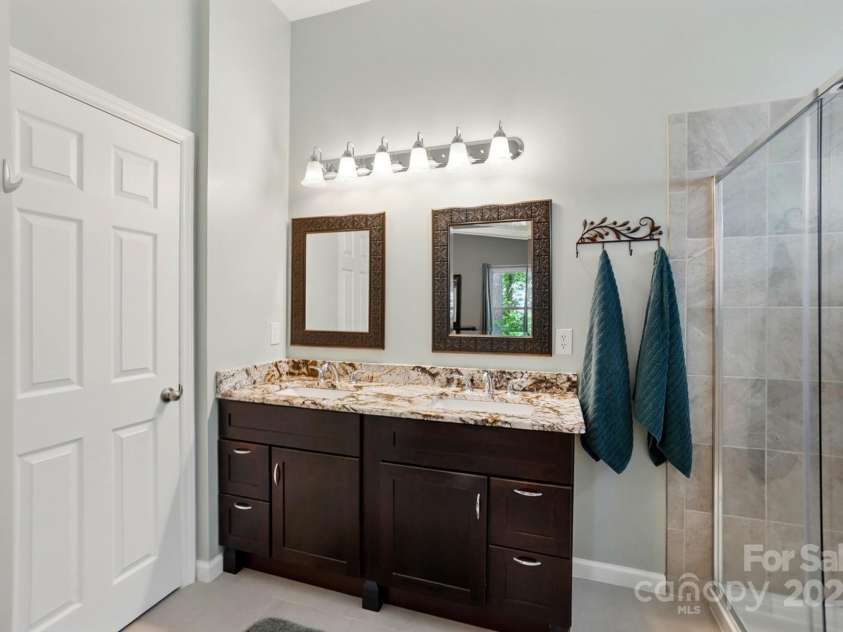 4612 Saxonbury Way, Charlotte, NC 28269.  MLS# CAR4263076, YatesRealty ID 14791. Priamry Bath