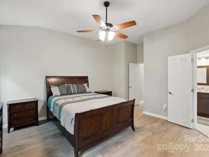 4612 Saxonbury Way, Charlotte, NC 28269.  MLS# CAR4263076, YatesRealty ID 14791. Primary Suite