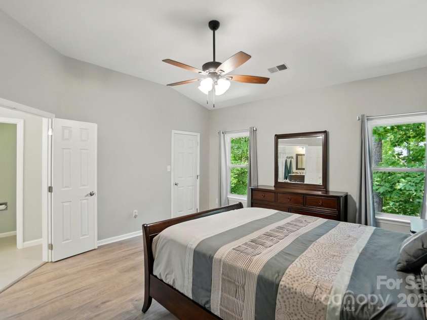 4612 Saxonbury Way, Charlotte, NC 28269.  MLS# CAR4263076, YatesRealty ID 14791. Primary Suite