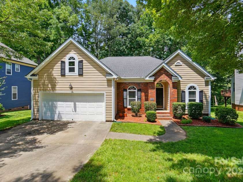 4612 Saxonbury Way, Charlotte, NC 28269.  MLS# CAR4263076, YatesRealty ID 14791. Welcome Home!