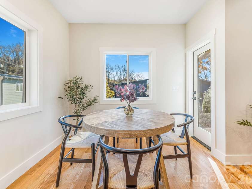 67 Crestfield Avenue, Asheville, NC 28804.  MLS# CAR4351848, YatesRealty ID 14793. Bright dining area