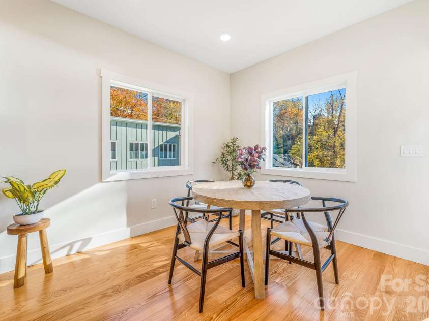 67 Crestfield Avenue, Asheville, NC 28804.  MLS# CAR4351848, YatesRealty ID 14793. Enjoy Dinner or Coffee in this space