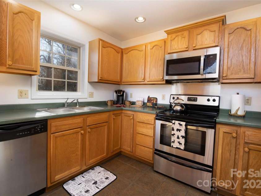 693 Blackberry Ridge Road, Burnsville, NC 28714.  MLS# CAR4261238, YatesRealty ID 14793. 