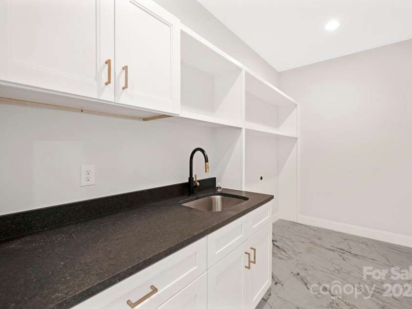 518 Ideal Way, Charlotte, NC 28203.  MLS# CAR4159881, YatesRealty ID 148. 