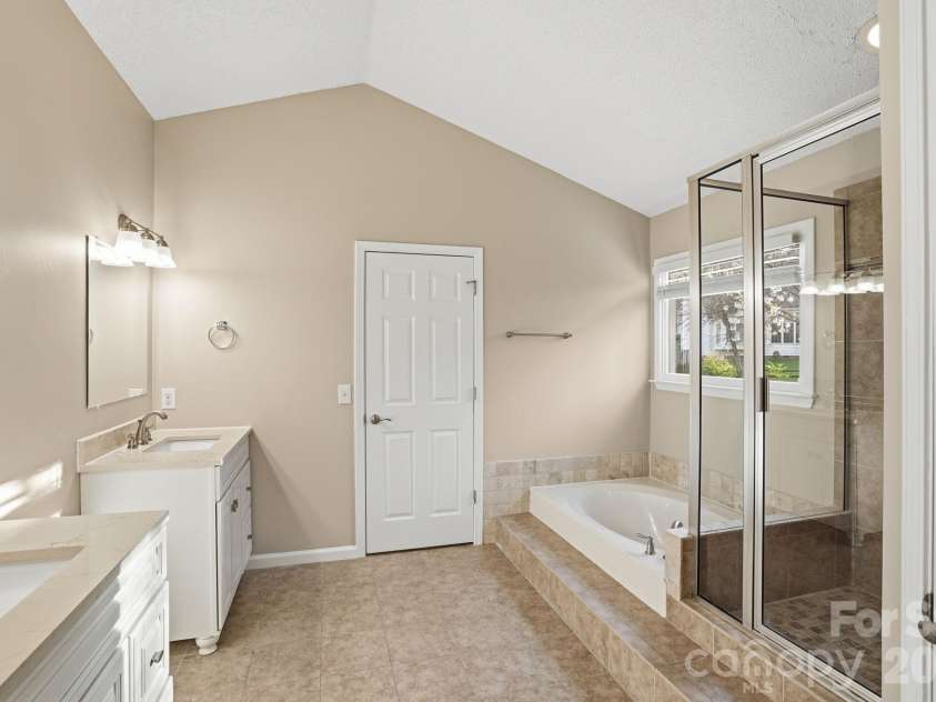 4915 Benthaven Lane, Charlotte, NC 28269.  MLS# CAR4357393, YatesRealty ID 14802. 