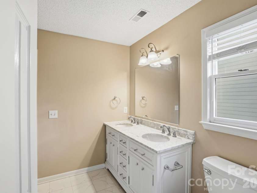 4915 Benthaven Lane, Charlotte, NC 28269.  MLS# CAR4357393, YatesRealty ID 14802. 