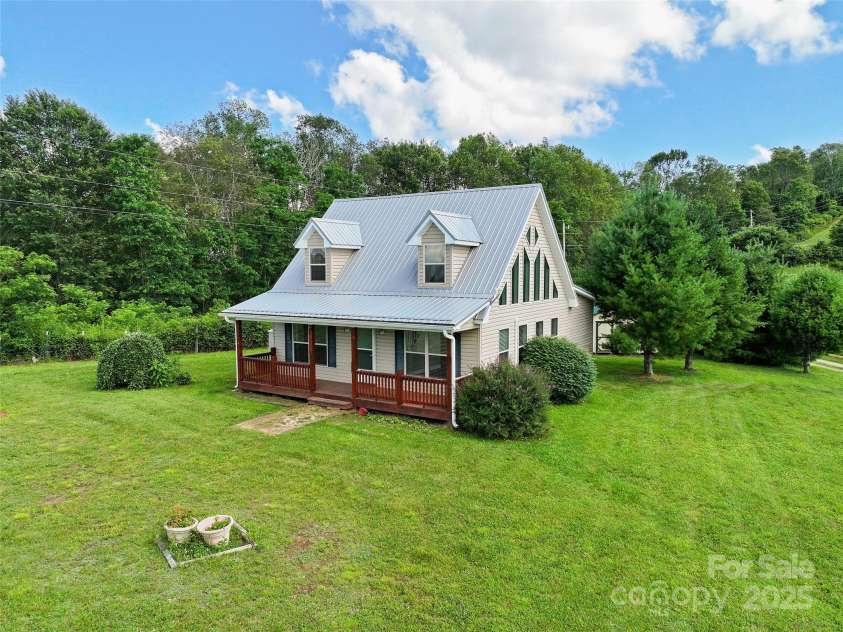 715 Windswept Ridge Road, Canton, NC 28716.  MLS# CAR4279065, YatesRealty ID 14802. 