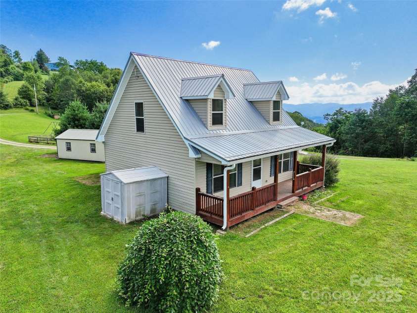 715 Windswept Ridge Road, Canton, NC 28716.  MLS# CAR4279065, YatesRealty ID 14802. 