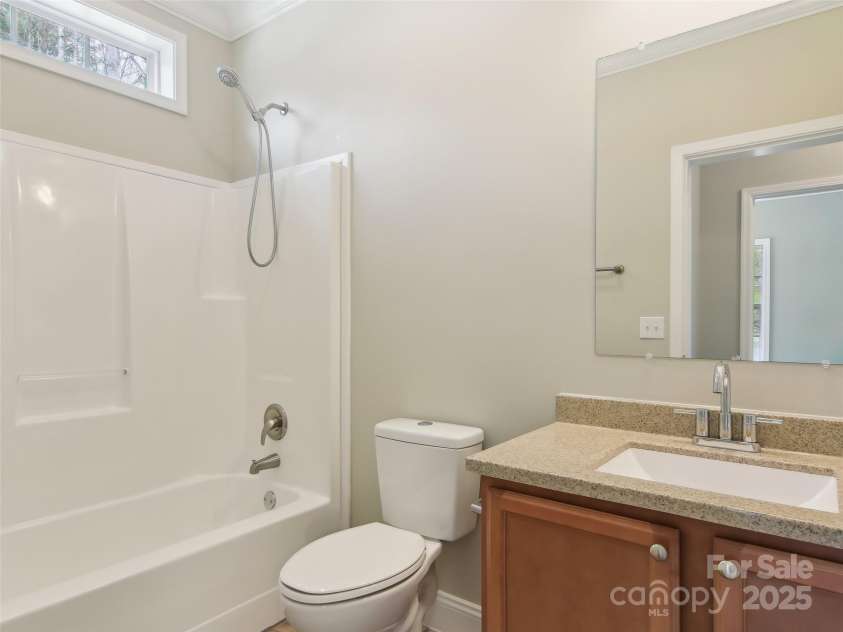 14 Fox Run Drive, Fairview, NC 28730.  MLS# CAR4237323, YatesRealty ID 14804. Full bathroom