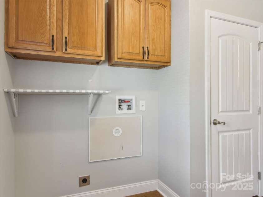 14 Fox Run Drive, Fairview, NC 28730.  MLS# CAR4237323, YatesRealty ID 14804. Laundry off kitchen w/access to back door