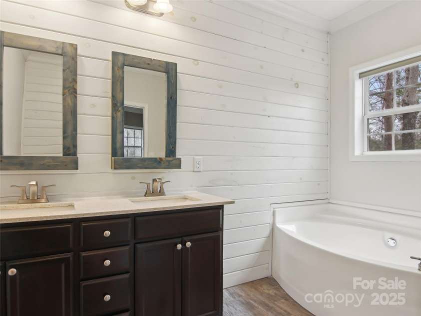 14 Fox Run Drive, Fairview, NC 28730.  MLS# CAR4237323, YatesRealty ID 14804. Primary double vanity