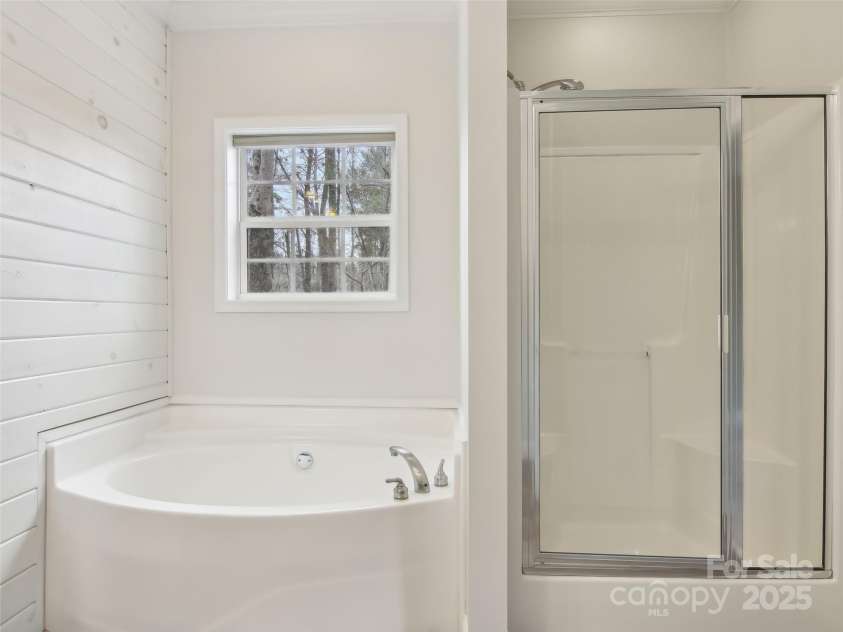 14 Fox Run Drive, Fairview, NC 28730.  MLS# CAR4237323, YatesRealty ID 14804. Tub & shower in primary