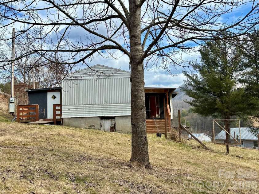 3476 Possum Trot Road, Burnsville, NC 28714.  MLS# CAR4342624, YatesRealty ID 14804. 