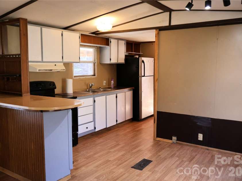 3476 Possum Trot Road, Burnsville, NC 28714.  MLS# CAR4342624, YatesRealty ID 14804. 
