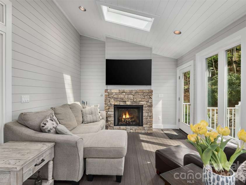 21 Rosebay Lane, Asheville, NC 28803.  MLS# CAR4367922, YatesRealty ID 14806. 