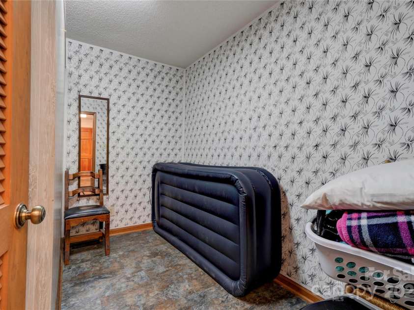 4009 Polkville Road, Shelby, NC 28150.  MLS# CAR4229032, YatesRealty ID 1481. Tanning Room