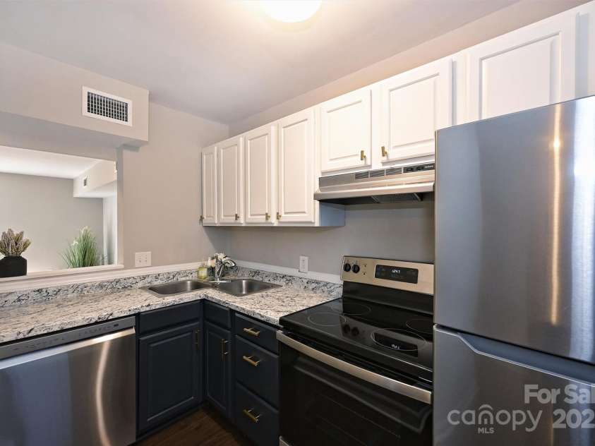 951 Hollywood Street, Charlotte, NC 28211.  MLS# CAR4312884, YatesRealty ID 1481. 