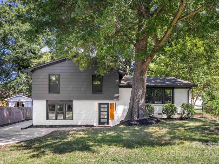 3801 Woodleaf Road, Charlotte, NC 28205.  MLS# CAR4245324, YatesRealty ID 14812. 
