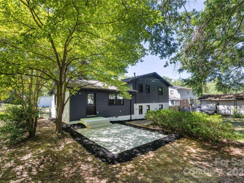 3801 Woodleaf Road, Charlotte, NC 28205.  MLS# CAR4245324, YatesRealty ID 14812. 